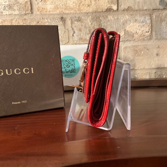 AUTHENTIC GUCCI RED PATENT LEATHER COMPACT WALLET - Picture 4 of 16